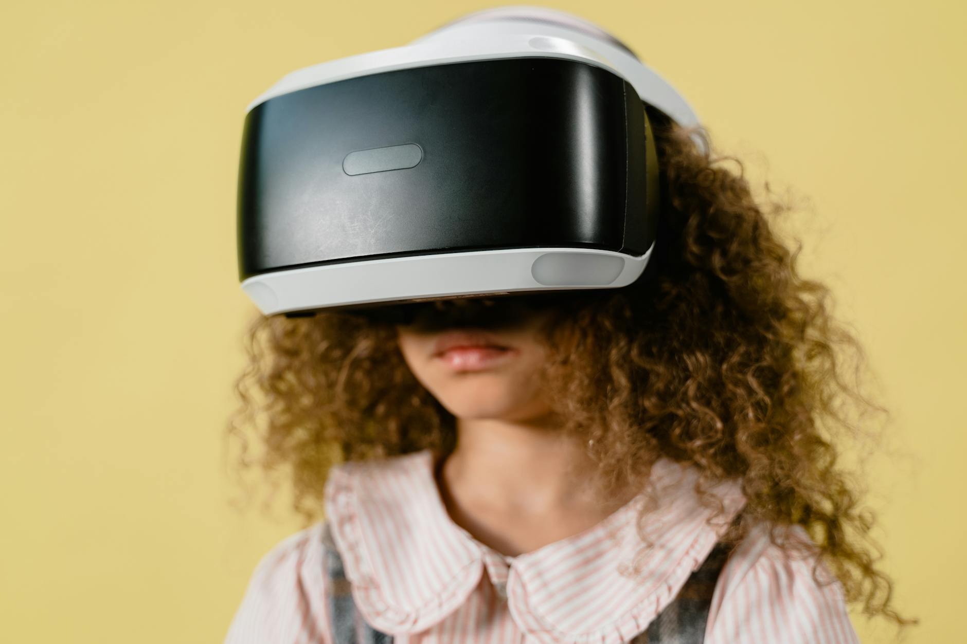 https://www.pexels.com/photo/a-person-with-curly-hair-using-vr-headset-8471958/